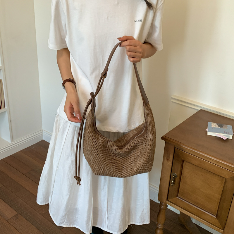 Hobo Bag Slouchy - حقيبة كتف منسوجة بحزام معقود وحواف