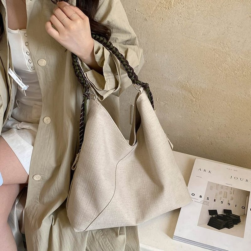 حقيبة نسائية كريمية اللون بتصم - مراجعة Hobo Bag Slouchy وسعره