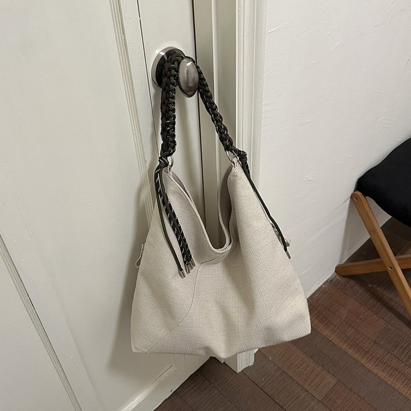 حقيبة نسائية كريمية اللون بتصم - مراجعة Hobo Bag Slouchy وسعره