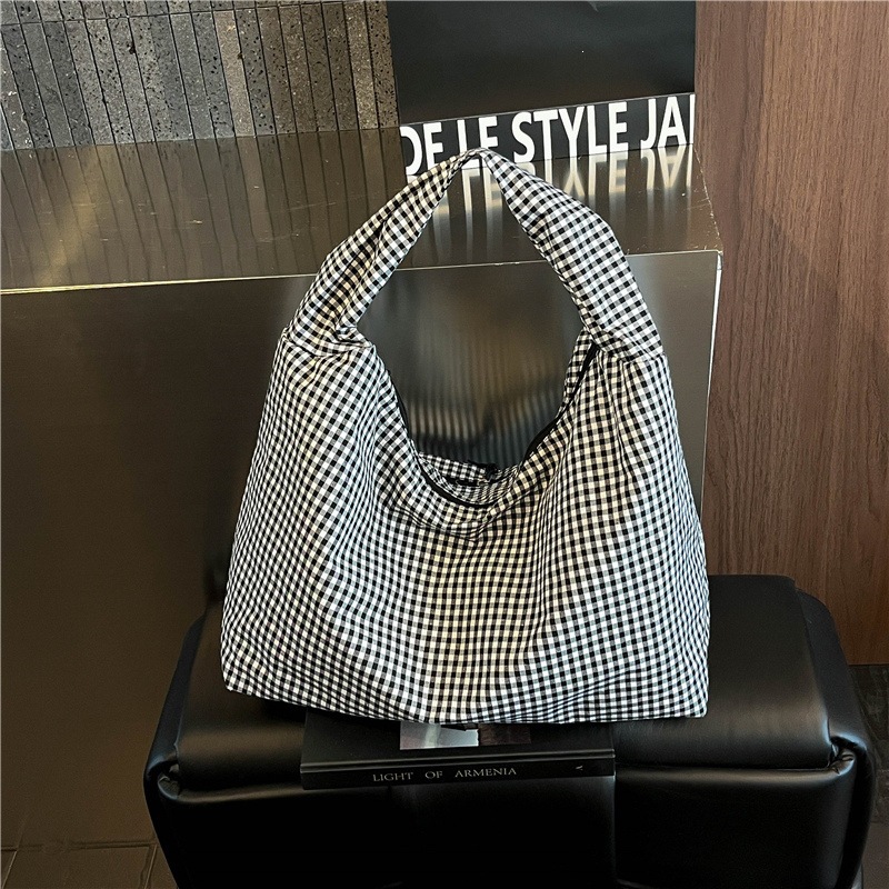 حقيبة كتف مخصصة بشعار مميز، خف - مراجعة Hobo Bag Slouchy وسعره