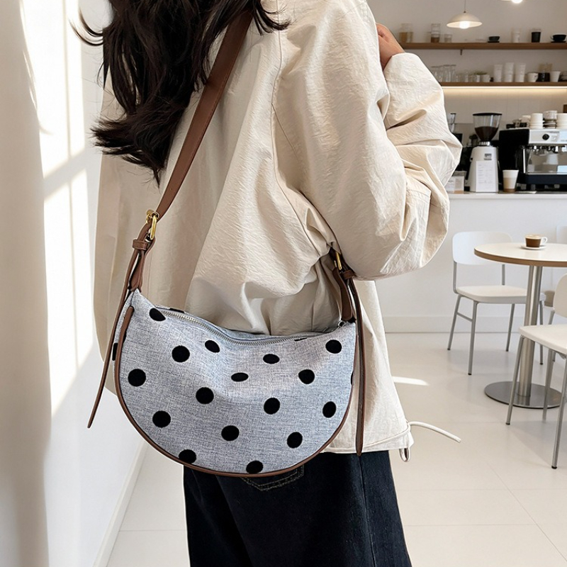 حقيبة نسائية منقطة بتصميم هوبو - مراجعة Hobo Bag Slouchy وسعره