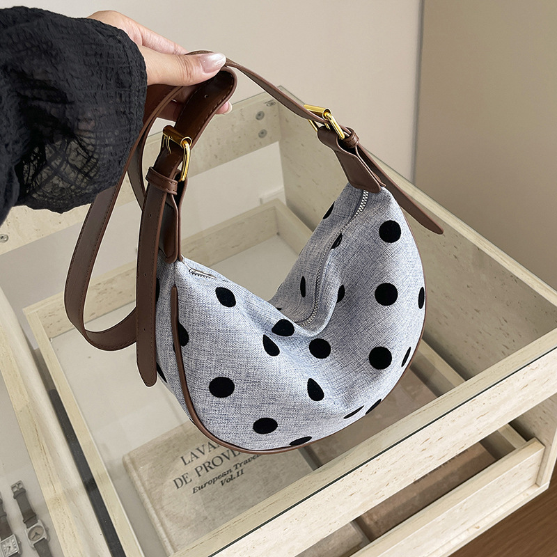 حقيبة نسائية منقطة بتصميم هوبو - مراجعة Hobo Bag Slouchy وسعره