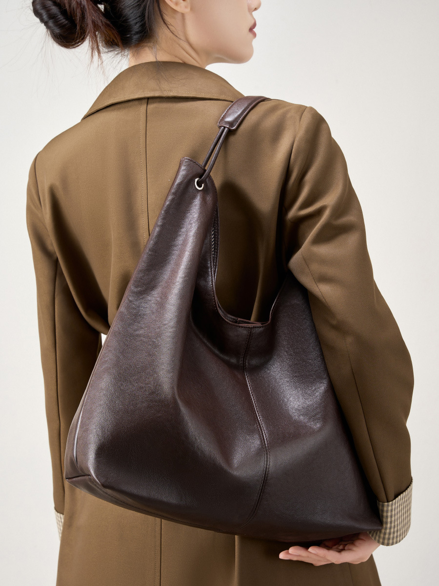حقائب يد فاخرة من الجلد الطبيع - مراجعة Hobo Bag Slouchy وسعره