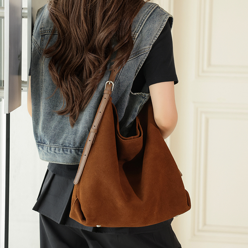 حقيبة يد نسائية كبيرة من جلد ا - مراجعة Hobo Bag Slouchy وسعره